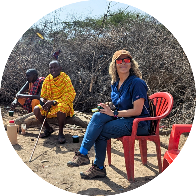 Voluntaria participando en un programa de salud comunitaria junto a comunidades Maasai en Tanzania, promoviendo educación sanitaria y bienestar comunitario en África.