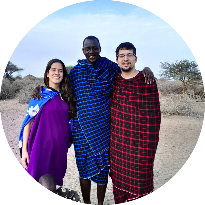 Voluntario apoyando agricultura regenerativa, huertos tecnificados con riego por goteo y gestión sostenible del agua en una comunidad Maasai de Tanzania.